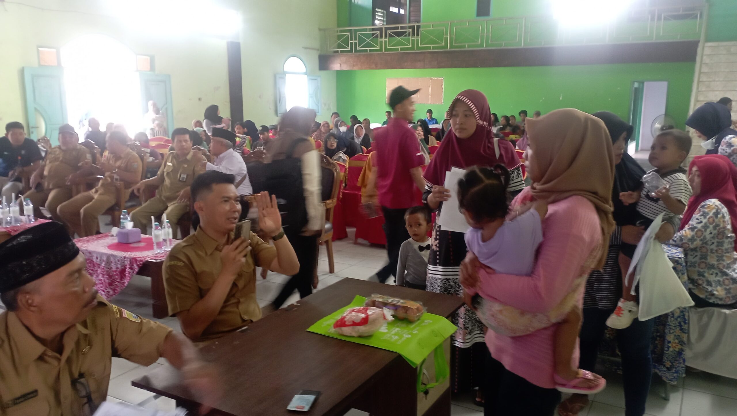 FT. Foto pemberian ayam dan telur kepada keluarga rentan stunting di Kecamatan Pakisaji, Kabupaten Malang. (Memox co.id/nif)
