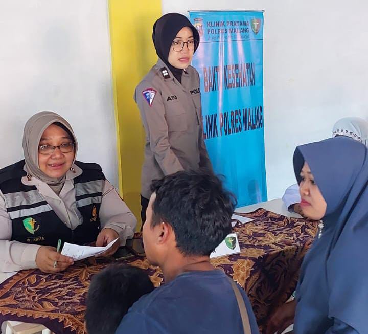 BAKTI KESEHATAN: Polwan Polres Malang saat menggelar Bakti Kesehatan di SLB Pelita Qolbu Kecamatan Donomulyo