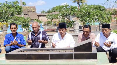 FT. Rombongan Abah Gun dan keluarga melaksanakan doa bersama sebelum mendaftar ke KPU Kabupaten Malang. (Memox.co.id/nif)