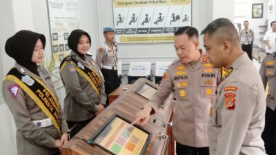 TINJAU: Tim dari Polda Papua dan Aceh saat melihat pelayanan terpadu yang ada di Polresta Malang Kota