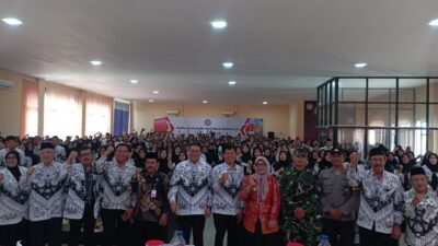 FT. Wakil Bupati Malang, Didik Gatot Subroto tengah saat foto bersama dengan para guru di Gedung PGRI Kabupaten Malang. (MemoX.co.id/nif).