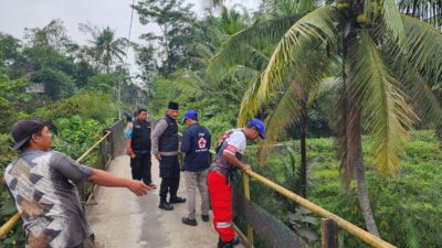 PENCARIAN: Hingga saat ini tim gabungan dan relawan terus melakukan pencarian anak ketiga dari pasangan dari Yuli dan Fitria