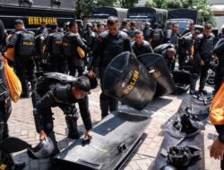 Ratusan Aparat Gabungan Siaga Jaga ‘Demo Darurat’ di Depan Balkot Solo