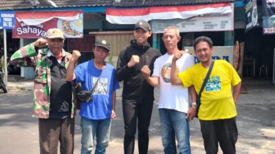 BLUSUKAN: Firhando Gumelar Bacawali saat blusukan di kawasan terminal sambil menyapa warga