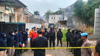 TERORIS: Penggeledahan tim Jibom Densus 88 di rumah terduga teroris di Komplek Perumahan Bunga Tanjung