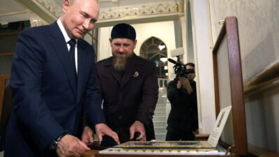 Ft: Presiden Rusia, Vladimir Putin dan pemimpin Chechen, Ramzan Kadyrov di Masjid Chechen. (ist).