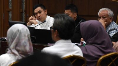 Ft: Terdakwa kasus dugaan korupsi pengelolaan tata niaga komoditas timah Harvey Moeis (kiri) mengikuti sidang lanjutan di Pengadilan Tipikor Jakarta. (ist).