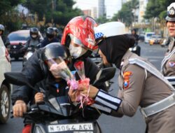 Polwan Cantik Kota Malang Bagikan Bunga dan Coklat ke Pengendara