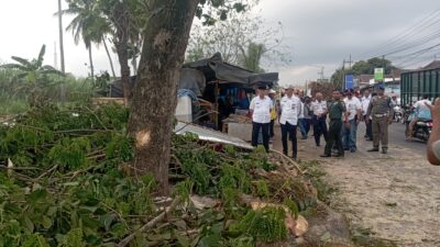 FT. Bupati Malang M Sanusi saat melakukan peninjauan jalan Gondanglegi-Balekambag di Kecamatan Gondanglegi, Kabupaten Malang. (MemoX/nif).