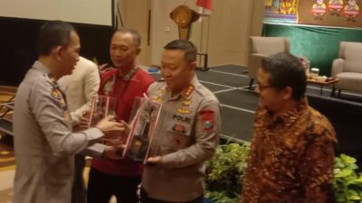 CENDERAMATA: Pemberian cenderamata oleh Brigjen. Pol. I Komang kepada narasumber