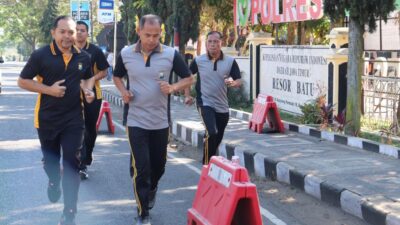 LARI: Kapolres Batu AKBP Andi saat menjalani lari selama 12 menit sebagai persyaratan tes Kesamaptaan Jasmani