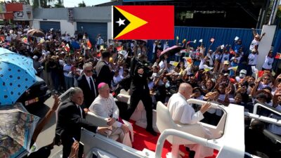Ft: Masyarakat berkumpul, bersemangat dan menunggu kedatangan Paus Fransiskus di Timor- Leste (Ft: ist).