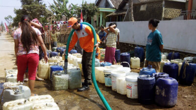 FT. DROPING Tim Badan Penanggulangan Bencana Daerah (BPBD) Kabupaten Malang ke wilayah terdampak bencana kelangkaan air bersih. (MemoX:nif)