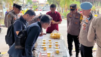 TES URINE: Puluhan anggota Polres Malang saat menjalani tes urine oleh Tim Dokkes Polres Malang.