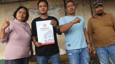 Warga yang tergabung dalam LSM Bidik - SIB DPD Jawa Timur, memdatangi Bawaslu Kabupaten Kediri. (Memox.co.id/mam/aji)