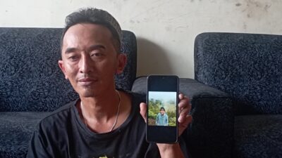 FT. Ayah korban Nanang Kuswanto menunjukkan foto putranya. (MemoX/nif).
