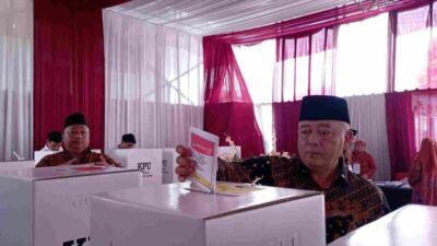 FT. Bupati Malang M Sanusi saat menggunakan hak suaranya dalam Pemilihan Presiden 2024 lalu. (MemoX/nif).
