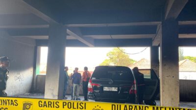 Ft: Tim Labfor Jatim Lakukan Pemeriksaan di TKP Kebakaran Pasar Baru Comboran.(MemoX/fat)