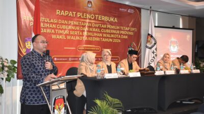 Teks: Rapat Pleno Terbuka Rekapitulasi dan Penetapan DPT tingkat Kota Kediri pada Pemilihan Gubernur dan Wakil Gubernur serta Walikota dan Wakil Walikota Kediri tahun 2024.