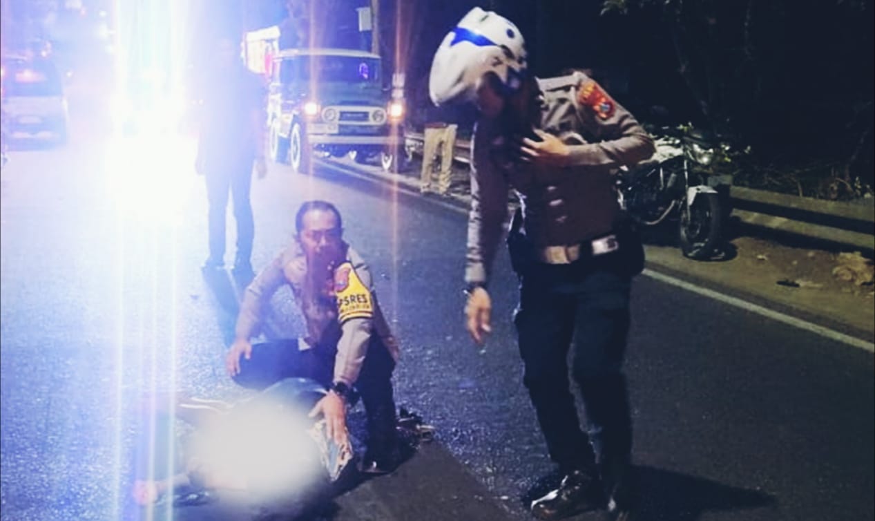 EVAKUASI: Kapolres Batu AKBP Andi saat ikut evakuasi korban tabrak lari