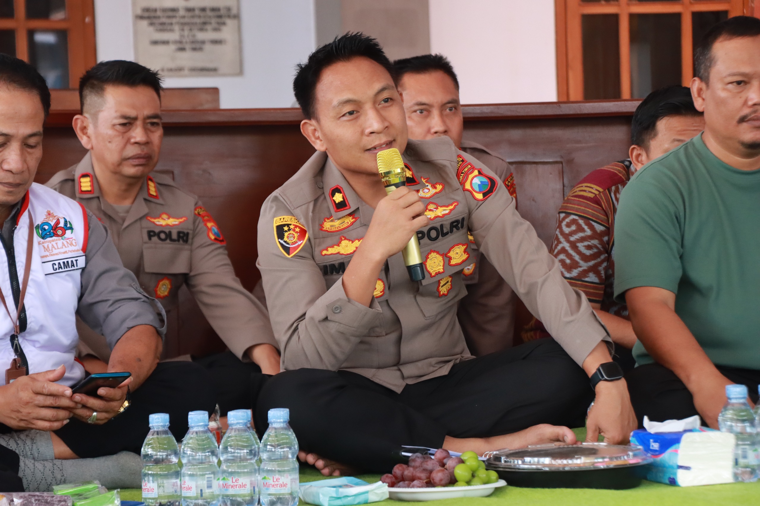 JUMAT CURHAT: Wakapolres Malang Kompol Imam saat menggelar Jum'at Curhat dengan berbagai elemen masyarakat