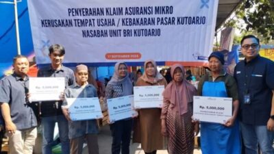 Teks: SIMBOLIS: Penyerahan klaim dilakukan oleh Pemimpin Cabang BRI Kutoarjo dan Pemimpin Cabang BRINS Yogyakarta di Pasar Kutoarjo, Selasa (17/9/2024). (ist.)