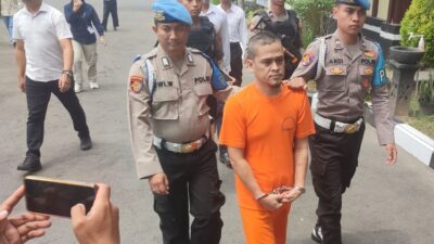 Ft: Tersangka kasus Pungli sertifikasi PPG Agama Islam saat digiring untuk konferensi pers di Polresta Magelang. (ist)