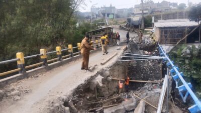 FT: Kadis PUPR Kota Batu, Alfi Nurhidayat saat memantau pembangunan jembatan.