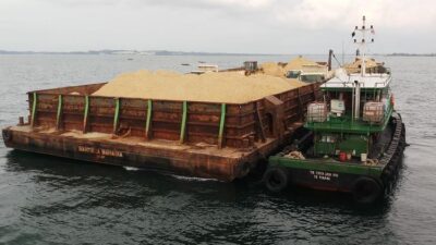 Ft: Jajaran Guskamla Armada I berhasil mengamankan satu tongkang BG Bahtera Bahagia dan kapal TB Tirta Jaya VIII pengangkut pasir laut dari pulau Citlim, Kecamatan Moro, Karimun, Kepulauan Riau. (ist)