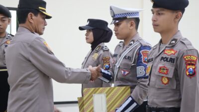 PENYERAHAN: Upacara penyerahan personal terbaik Polres Malang untuk melaksanakan Walpri penyelenggara Pilkada 2024