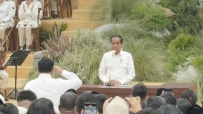 Ft: Presiden Terpilih sekaligus Ketua Umum Partai Gerindra Prabowo Subianto memberi hormat saat Presiden Joko Widodo memberi sambutan dalam apel kader dan penutupan Rapimnas Partai Gerindra di Indonesia Arena, Senayan, Jakarta. (foto: ist)