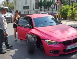 Kesigapan Polantas Malang Kota Bantu Pengemudi Mobil yang Lepas Ban