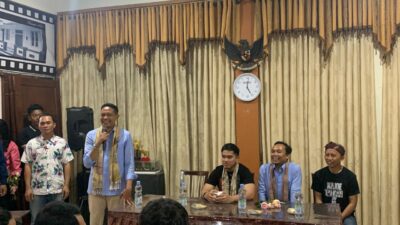 Ft: Ketum PSI Kaesang Pangarep bersama paslon Wahyu-Ali, saat menyapa masyarakat Kayutangan herritage.(MemoX/Fat)