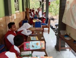 Kurang Ruang Kelas Puluhan Siswa SDN 4 Kedungbanteng Belajar di Teras Sekolah