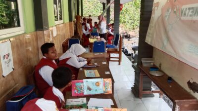 FT. Murid Kelas 5 dan 6 Belajar di teras sekolah (MemoX/Sur).