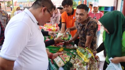 FT. Plt Bupati Malang Didik Gatot Subroto saat membuka kegiatan Pasar Murah Tahun 2024 di Pendopo Kelurahan Kalirejo, Kecamatan Lawang, Kabupaten Malang. (MemoX/Prokopim).
