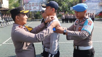 PITA: Pemasangan pita kepada petugas Operasi Zebra Semeru 2024 oleh Wakapolres Malang Kompol Imam