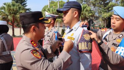 PITA: Pemasangan pita kepada petugas Operasi Zebra Semeru 2024 oleh Kapolres Batu AKBP Andi