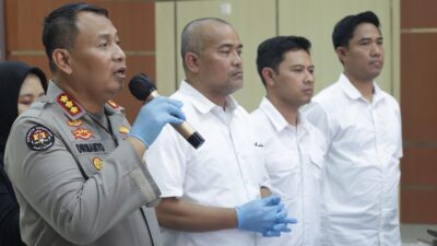 Kabid Humas Polda Jatim Kombes Pol Dirmanto saat memberikan keterangan pers
