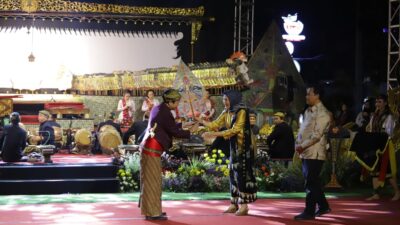 FT. Puncak malam perayaan HUT Kota Batu ke 23, dimeriahkan dengan pagelaran wayang kulit. (MemoX/mf)