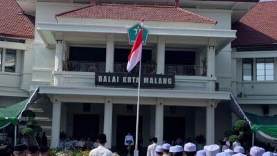 Ft: Pj Wali Kota Malang, Iwan Kurniawan dalam memimpin apel peringatan Hari Santri Nasional 2024.(MemoX/fat)