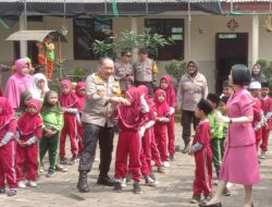 Sambil Bermain Kapolresta Malang Kota Bagikan Tas Sekolah ke Siswa Siswi MI Roudlotul Muslihin
