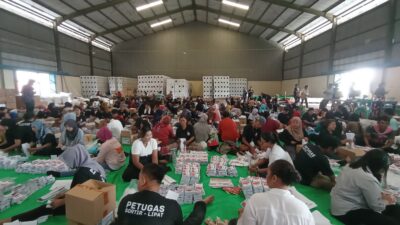FT. Proses Sortir Lipat (Sorlip) di gudang penyimpanan logistik KPU Kabupaten Malang. (MemoX/nif).