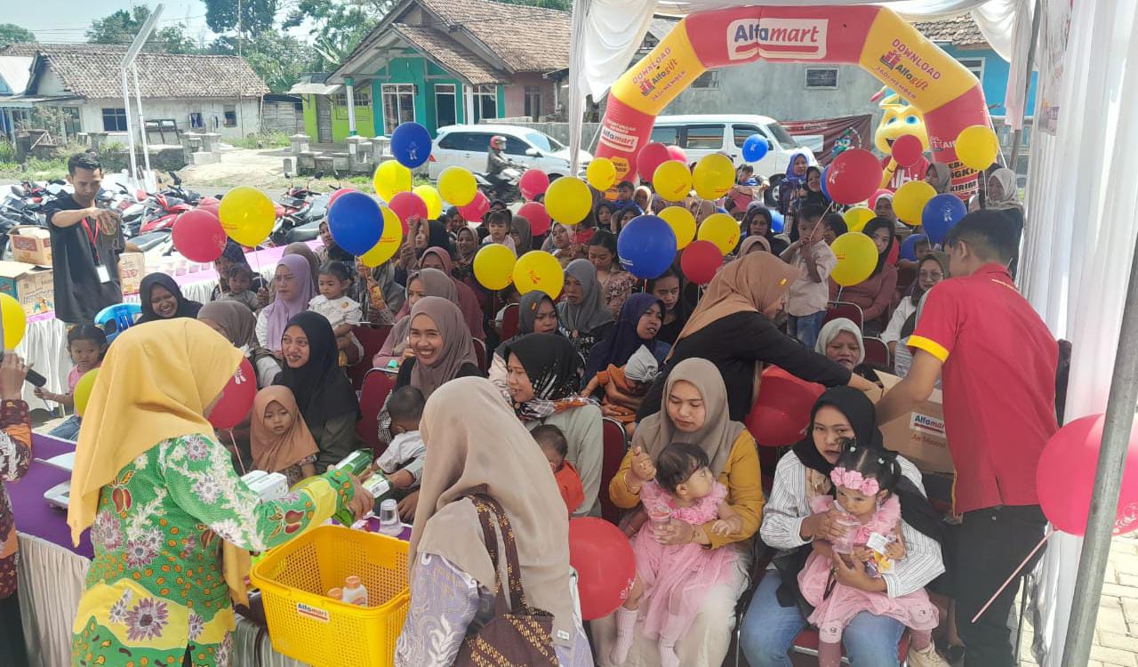 ANTUSIAS: Layanan Alfamart Sahabat Posyandu di Desa Sumberpitu Kab Pasuruan disambut antusias masyarakat