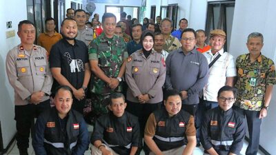 FOTO BERSAMA: Kabagren Polresta Malang Kota, AKBP Yuliati dan Kasat Resnarkoba Kompol Mukti bersama para pegiat KBN