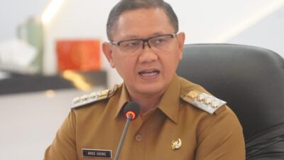 FT. Pj Wali Kota Batu, Aries Agung Paewai bersama BPBD dan OPD terkait turun bantu penanganan bencana banjir di Kali Paron Kota Batu awal tahun lalu.