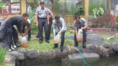 PELEPASAN: Kakanwil Heni Yuwono bersama Kalapas Ketut Akbar saat melepas bibit ikan air tawar