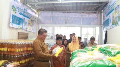 FT. Plt Bupati Malang Didik Gatot Subroto saat membuka kios pangan di Kecamatan Tajinan.