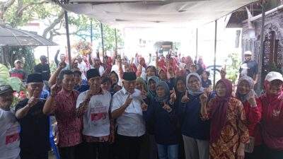FT. Calon Bupati Malang M Sanusi saat foto bersama dengan pedagang dan petani di Desa Landungsari, Kecamatan Dau, Kabupaten Malang. (MemoX/nif).