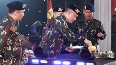 TUMPENG: Kapolda Jatim Irjen Pol Imam Sugianto saat memotong tumpeng pada tasyakuran HUT ke-79 Korps Brimob Polri.